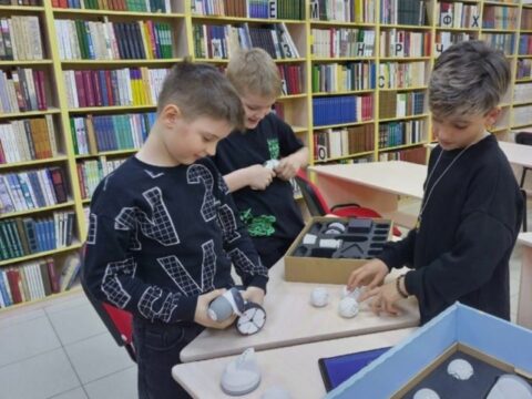 В Центральной библиотеке школьники собрали робота-погрузчика новости Егорьевск 