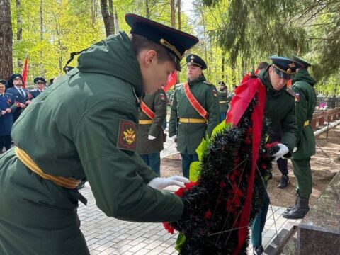 В округе возложили возложили цветы к Братской могиле новости Егорьевск 
